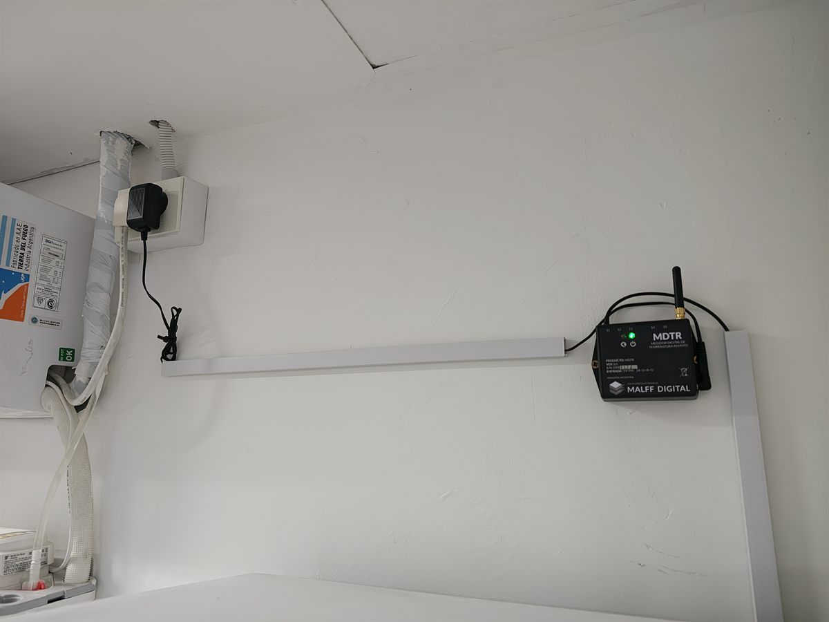 MDTR de MALFF DIGITAL instalado en la pared junto a un freezer