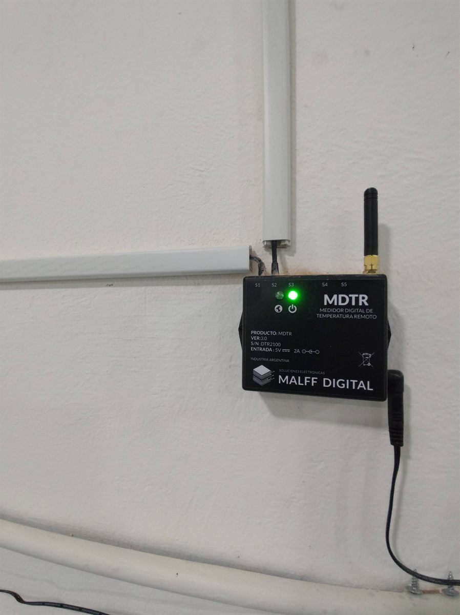 MDTR instalado en pared con LED de estado en verde